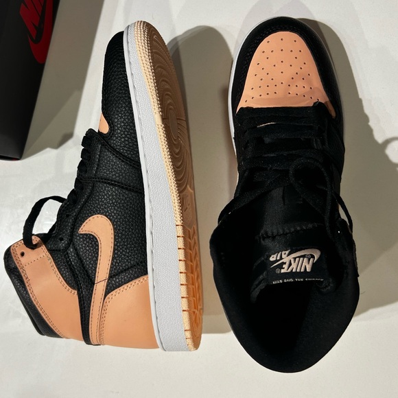 Jordan 1 Retro OG High - Picture 4 of 11